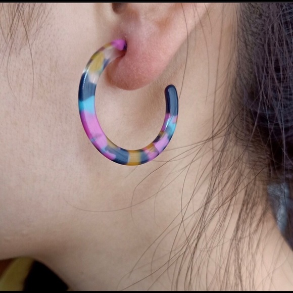 Acrylic multicolored hoop earring - Picture 3 of 3